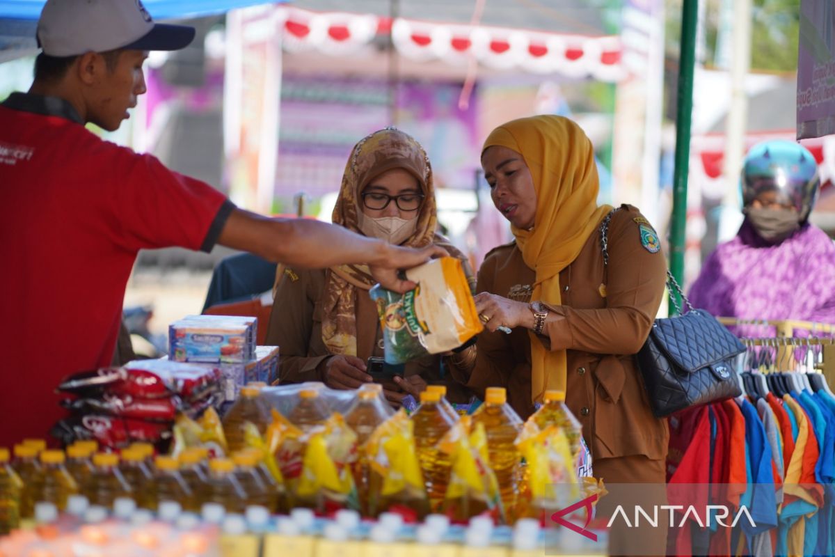 Pasar murah hadir di tengah berlangsungnya Expo Balangan