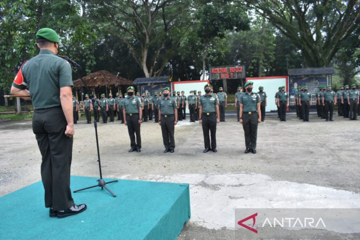 Dandim 1002/HST terima korp raport pindah dan masuk satuan