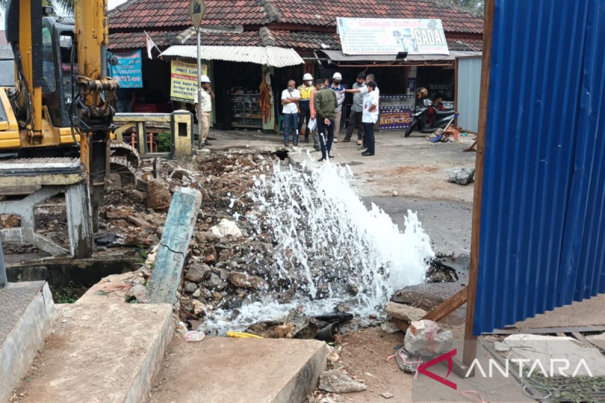 Pipa air di Cibubur bocor akibat proyek revitalisasi jembatan