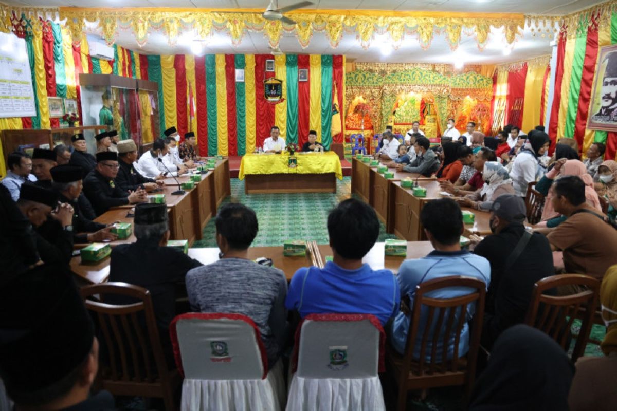 Gubernur Ansar temui pedagang terkait polemik penataan Anjung Cahaya