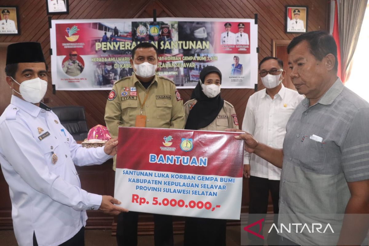 Kemensos serahkan santunan Rp105 juta untuk korban gempa Selayar