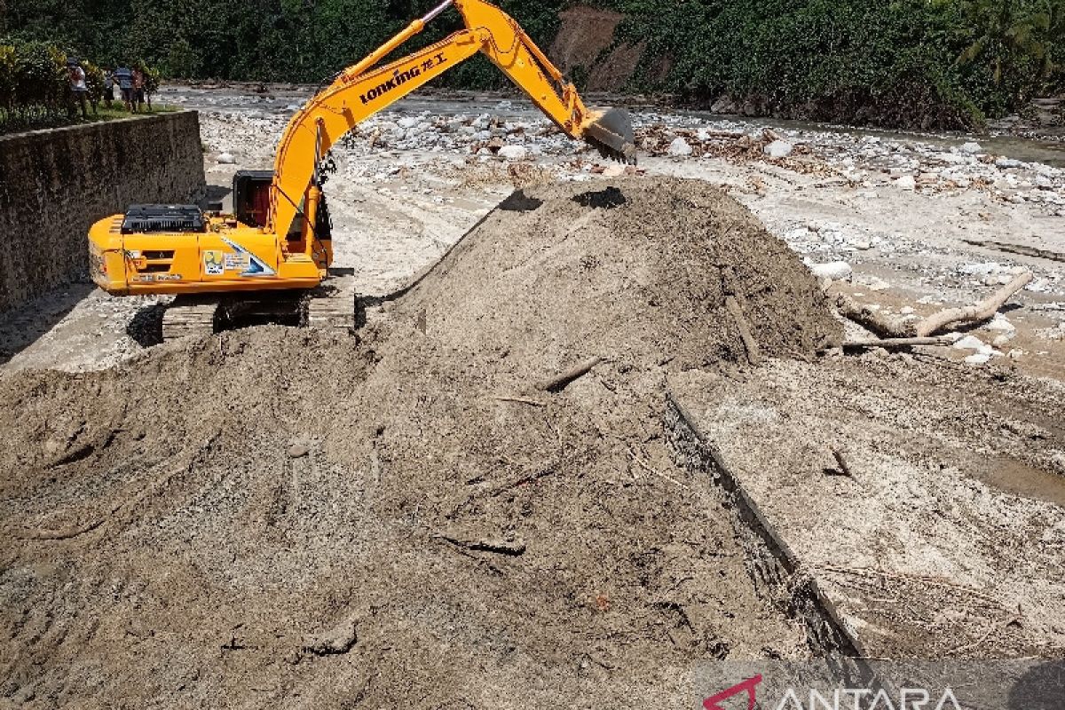Pemerintah perbaiki pipa air yang rusak  akibat banjir di Torue