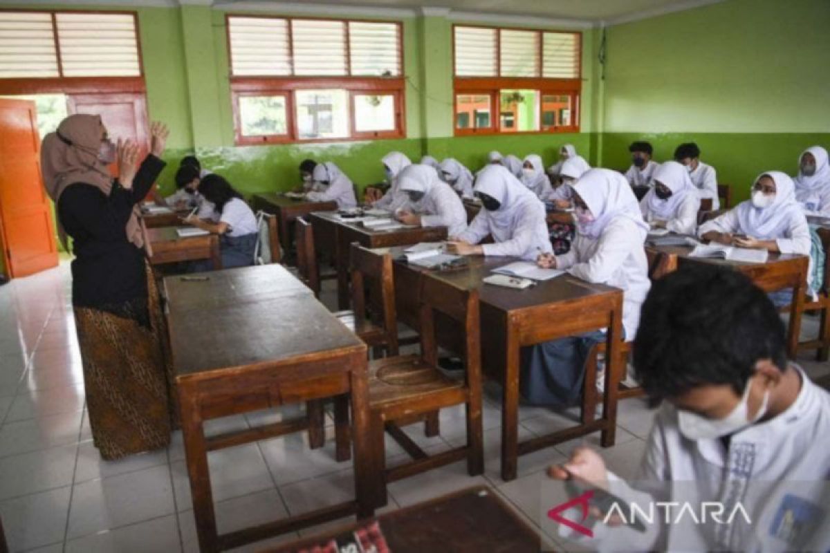 Jakarta Barat persilahkan warga laporkan guru tak profesional