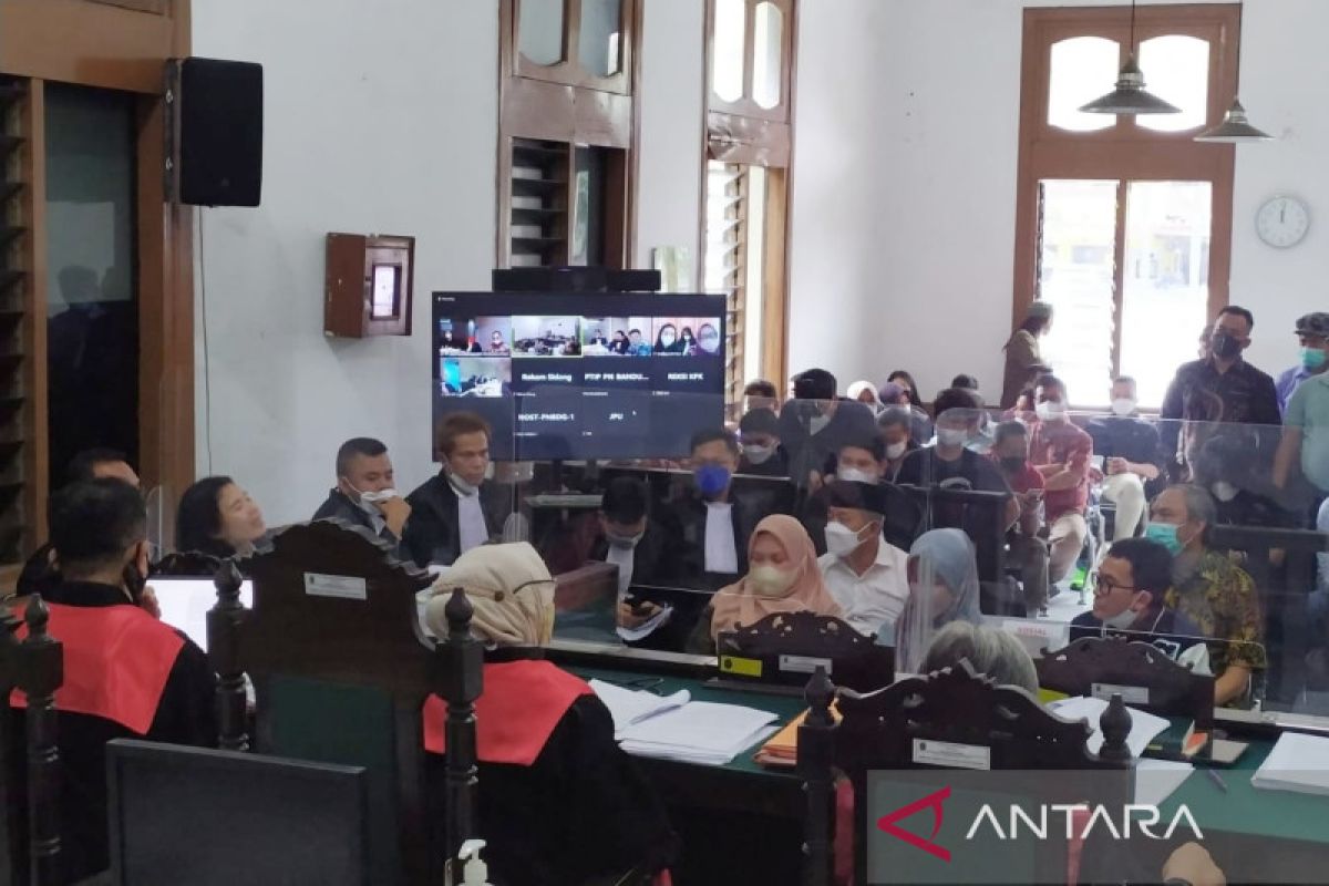 Saksi KPK pucat keterangannya dibantah kuasa hukum Ade Yasin