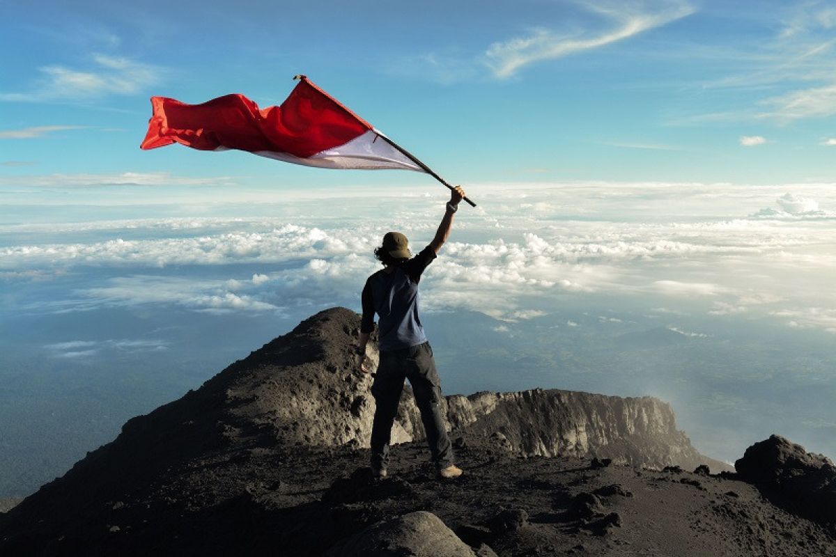 Mendaki gunung rayakan momen kemerdekaan Indonesia