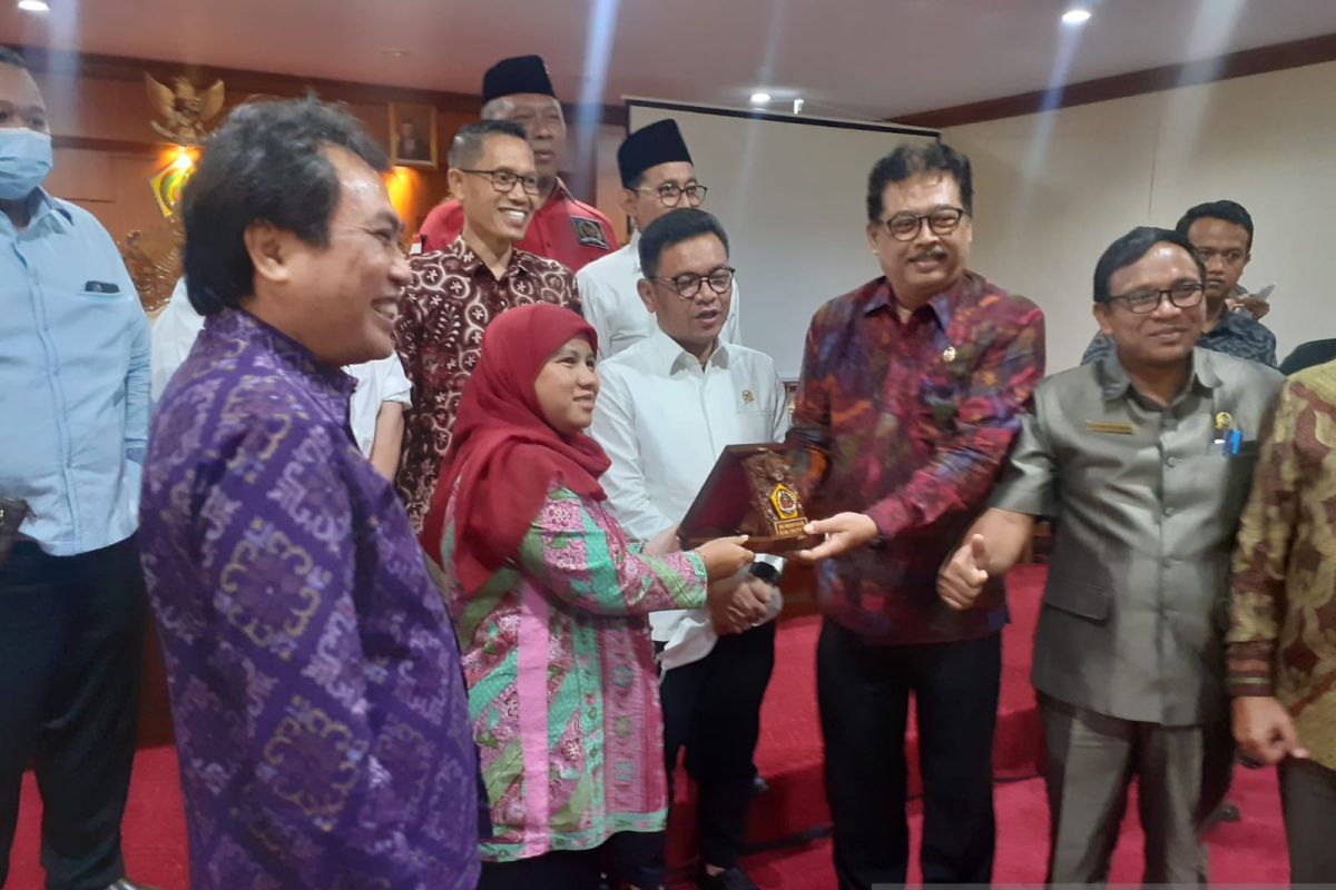 DPR dan Kemensos berikan bantuan sosial Rp856,7 juta ke Gianyar