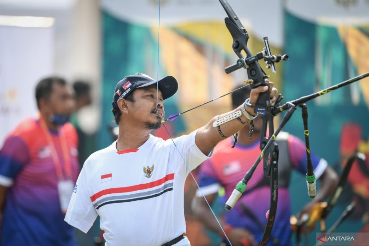 Artikel - Kholidin tak tinggalkan panahan meski kehilangan satu tangan