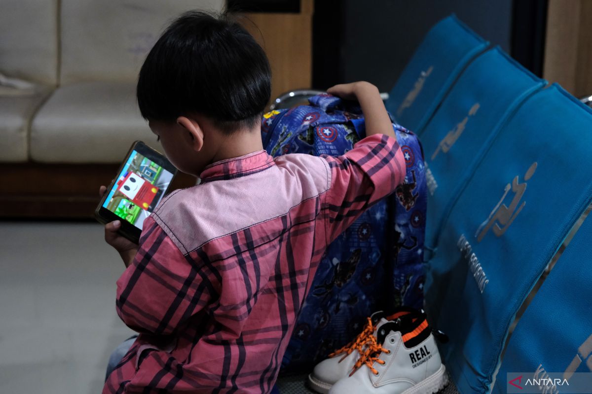 Penggunaan gadget oleh orang tua bisa menciptakan pola serupa pada anak