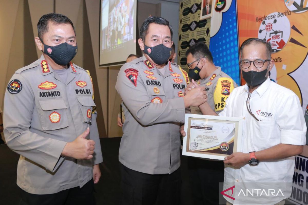LKBN Antara Biro NTB menerima penghargaan dari Polri