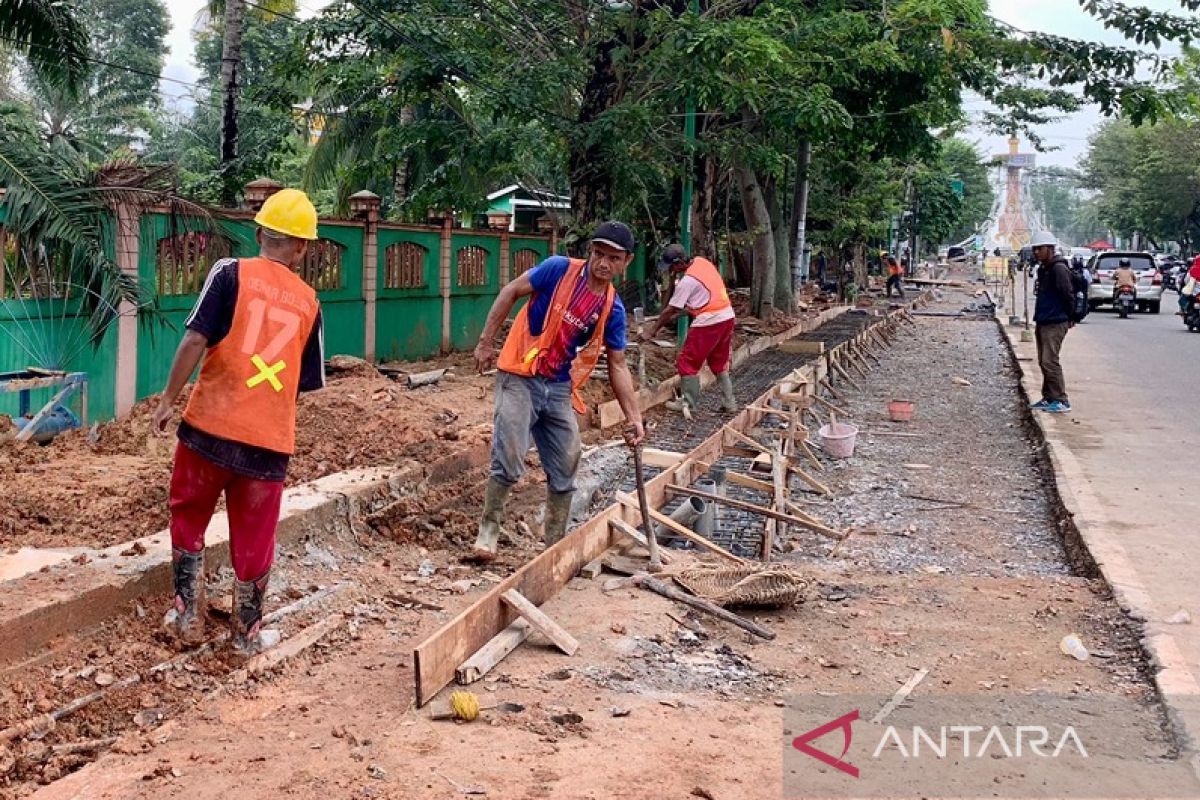 Perbaikan saluran air kawasan Tugu Keris