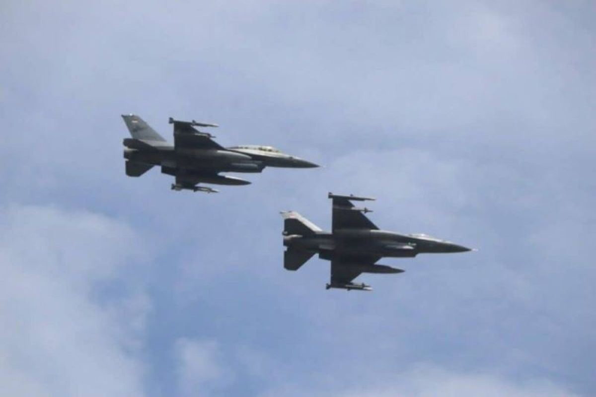 Pesawat tempur F-16 TNI AU latihan terbang formasi di Pekanbaru