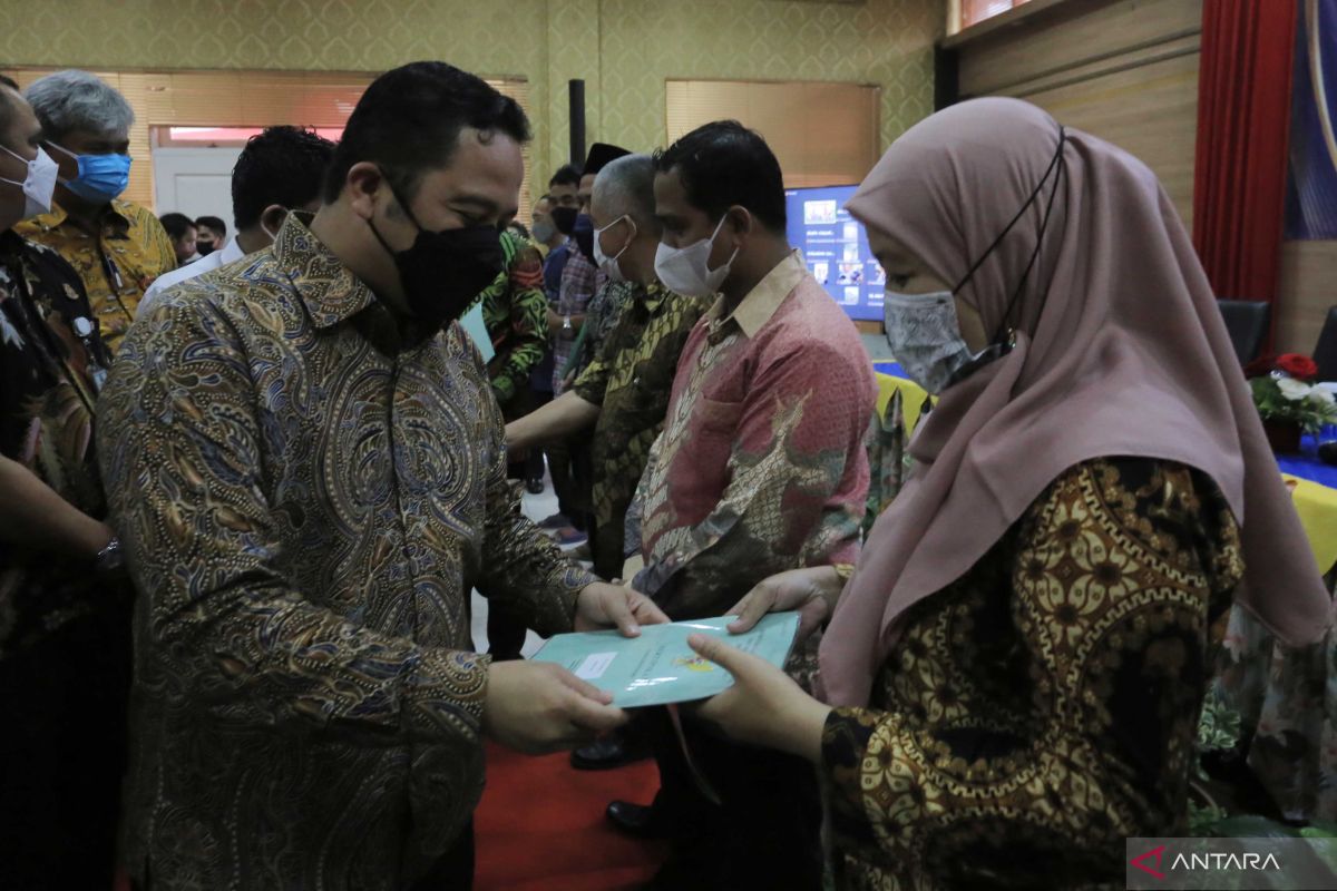 Pemkot Tangerang serahkan 1.046 sertifikat program PTSL pada warga