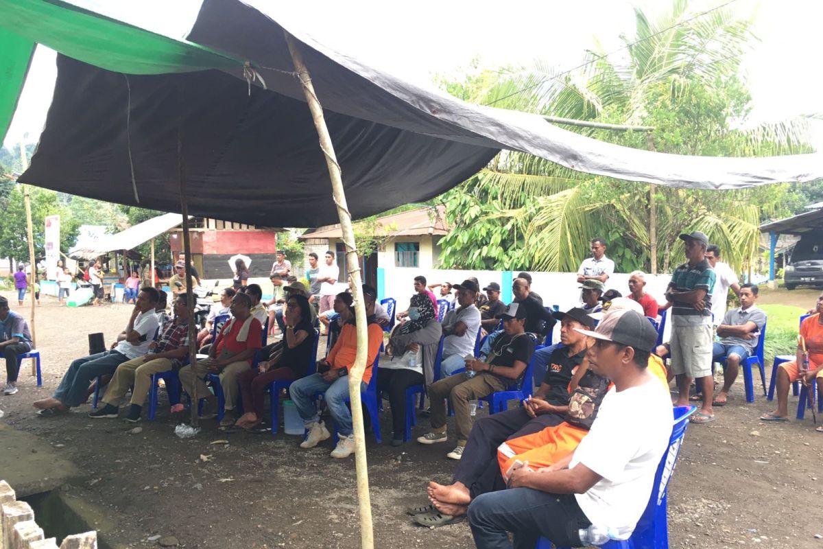 BPBD distributes masks to residents affected by Mount Ibu's eruption