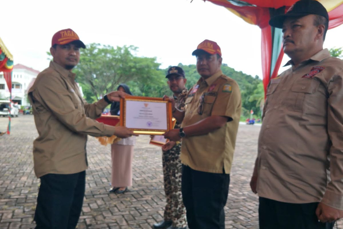 Ini penghargaan diterima Pj Bupati Aceh Besar dari Pj Gubernur Aceh