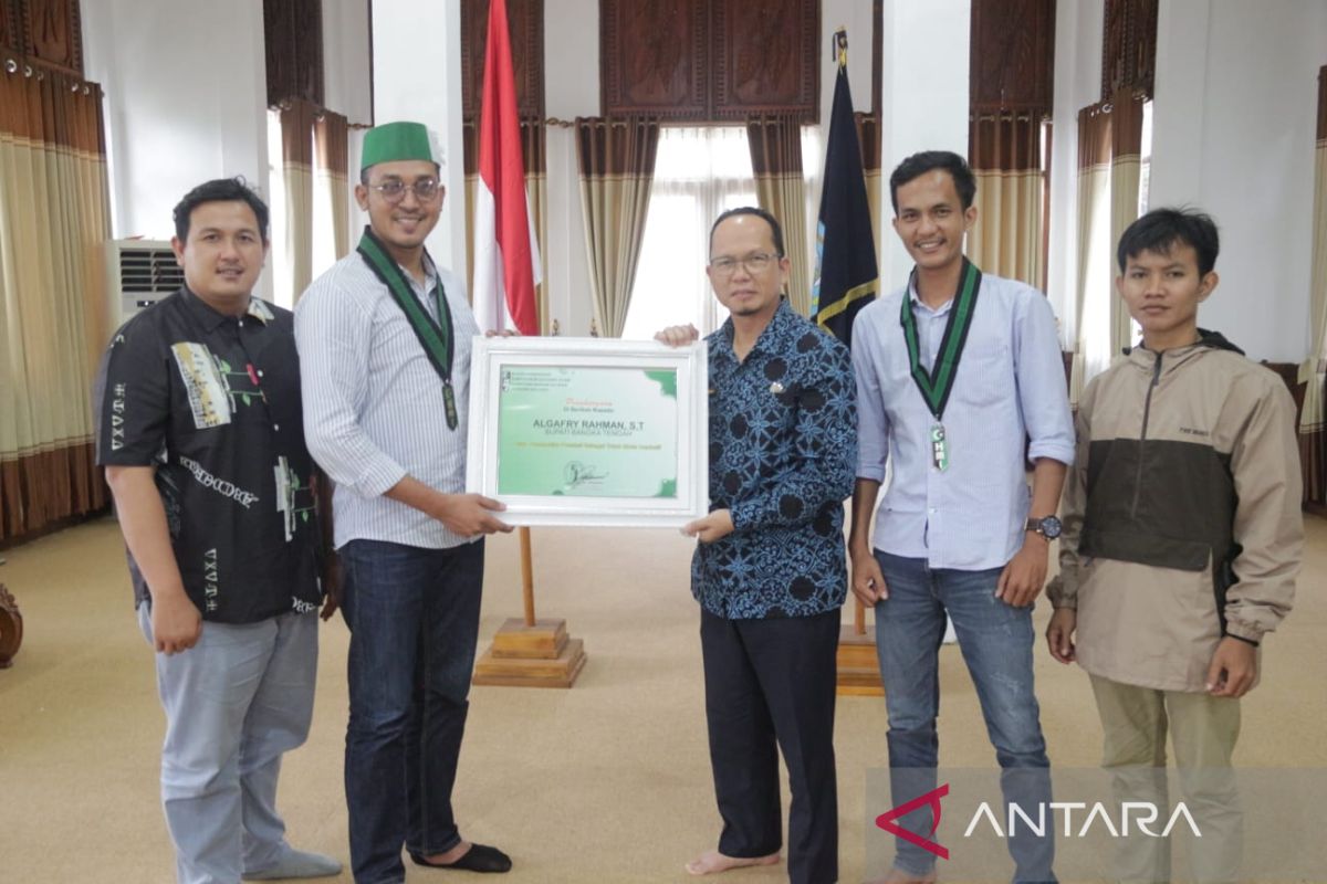 Bupati Bangka Tengah terima penghargaan tokoh inspiratif dari Badko HMI