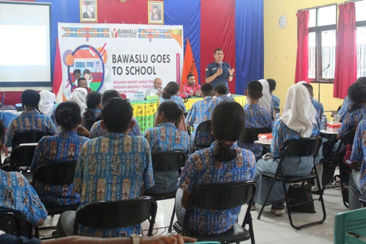 Bawaslu Papua gelar program "Goes To School" untuk pemilih pemula