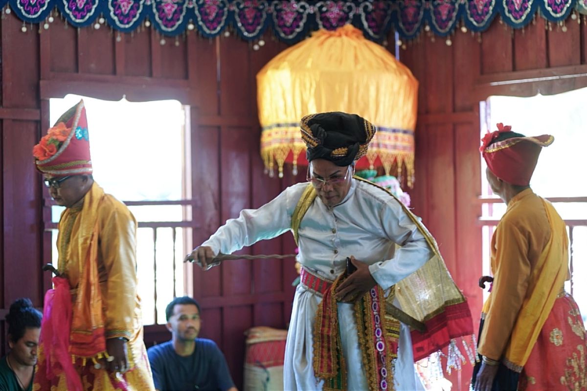 20 seniman muda pelajari budaya Bissu di Pangkep