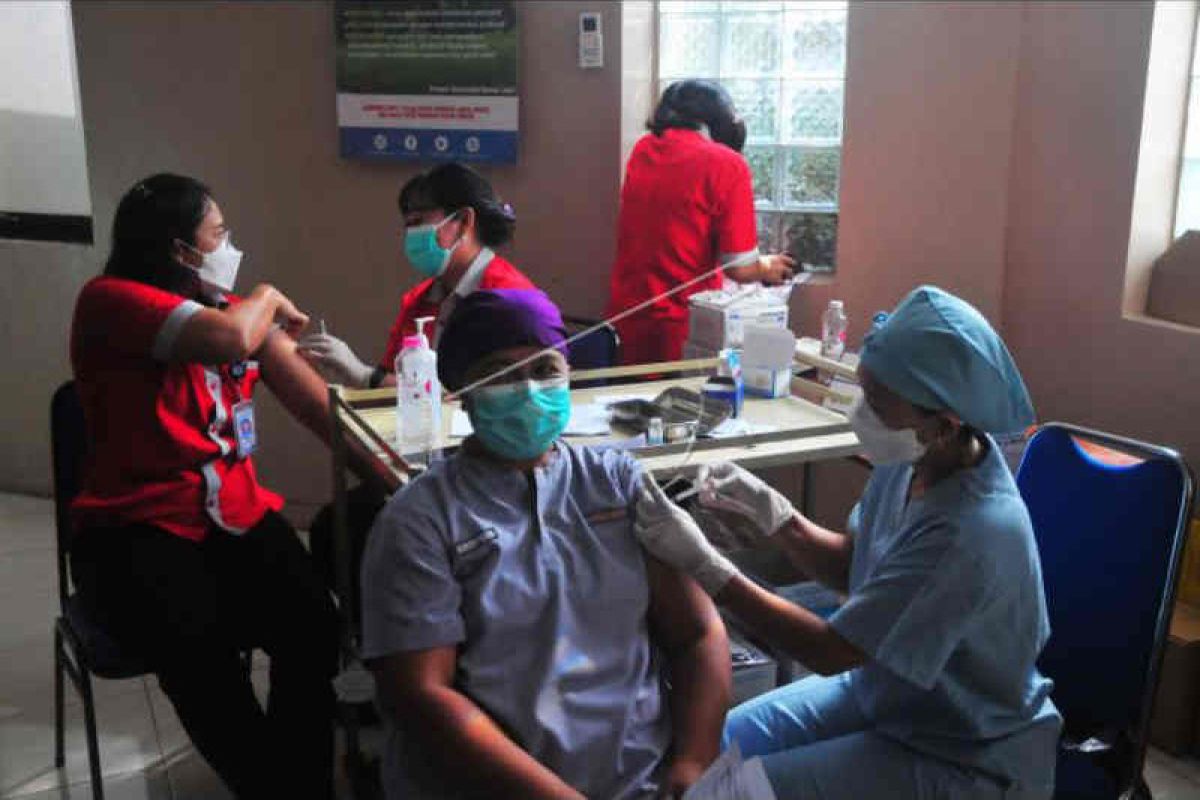 Vaksinasi booster kedua tenaga kesehatan Yogyakarta menggunakan Moderna