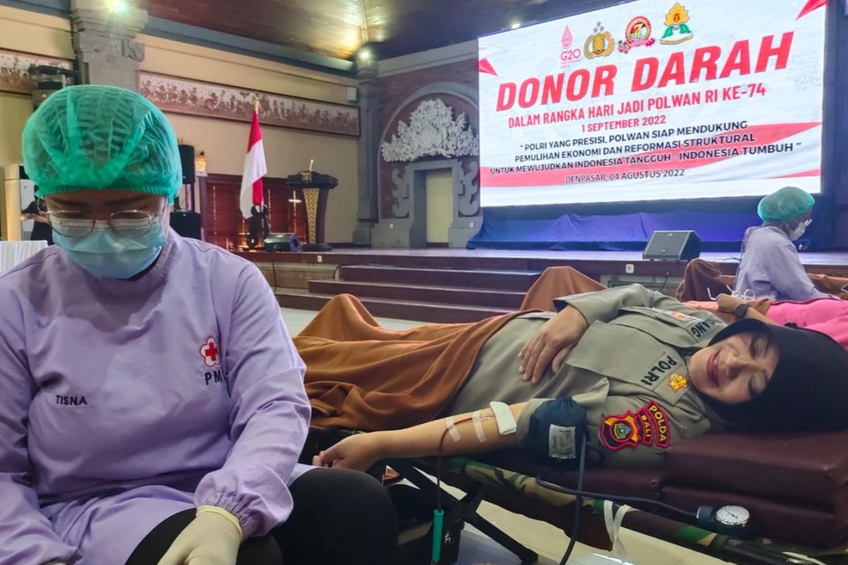 Polwan Polda Bali adakan donor darah jelang hari jadi ke-74