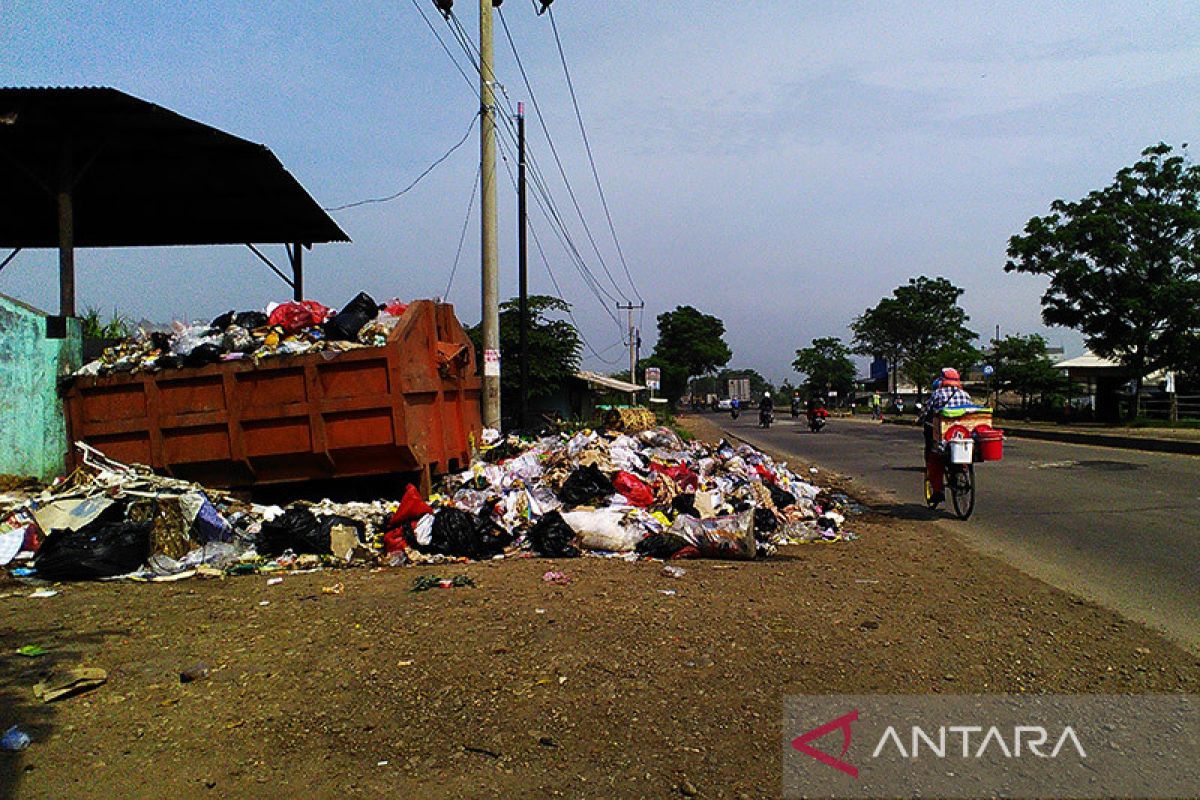 Ratusan ton sampah di Karawang tidak terangkut ke TPA