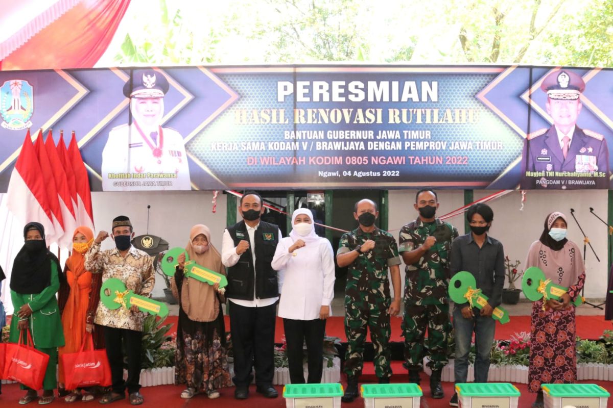 Gubernur dan Pangdam serahkan rumah tinggal layak huni kepada warga Ngawi