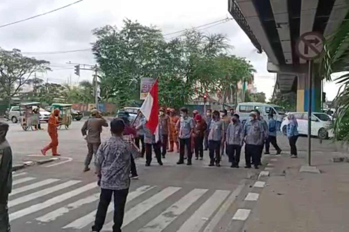 ASN bacakan teks proklamasi di jembatan Si Manis Ancol sambut HUT RI