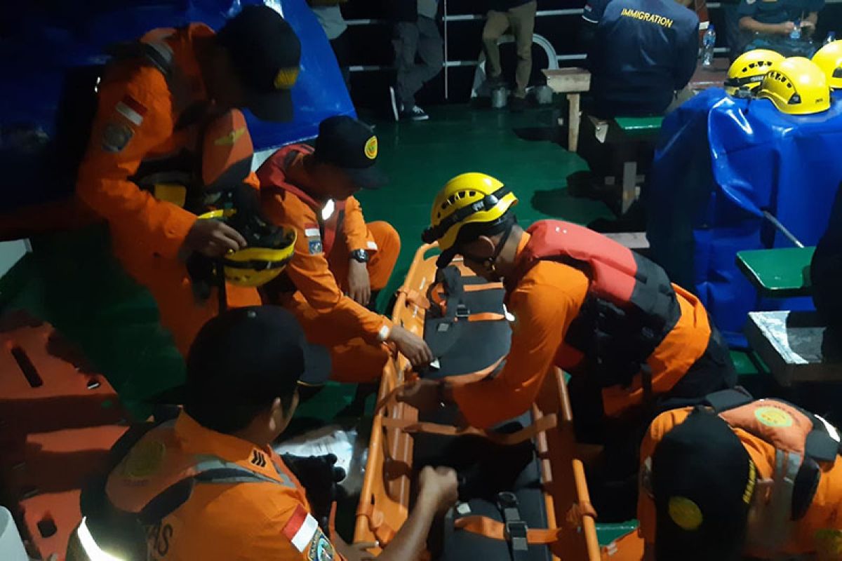 WN China dievakuasi dari kapal karena luka di perut
