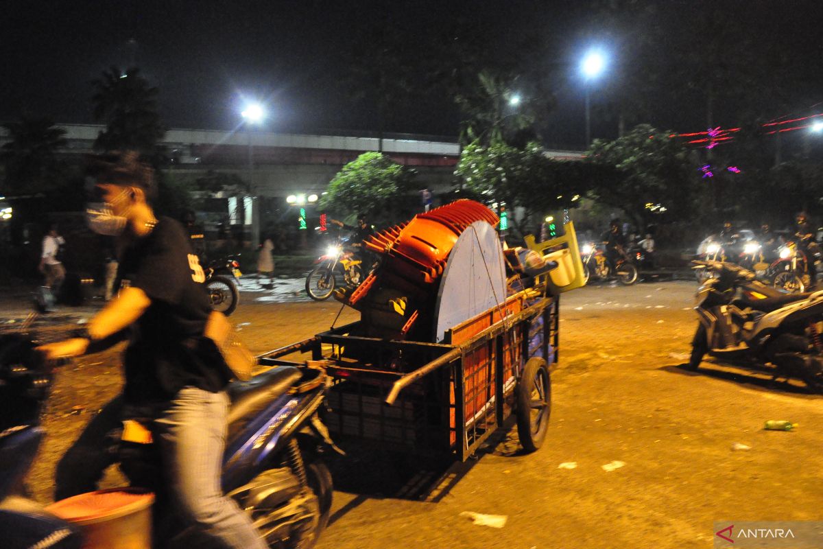 Satpol PP tertibkan puluhan pedagang di Benteng Kuto Besak Palembang