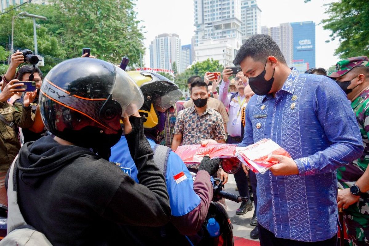 Forkopimda Medan bagikan 10 juta  Bendera Merah Putih