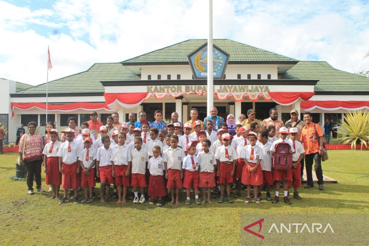 Dinas Pendidikan datangkan 1.000 buku bahasa Jayawijaya