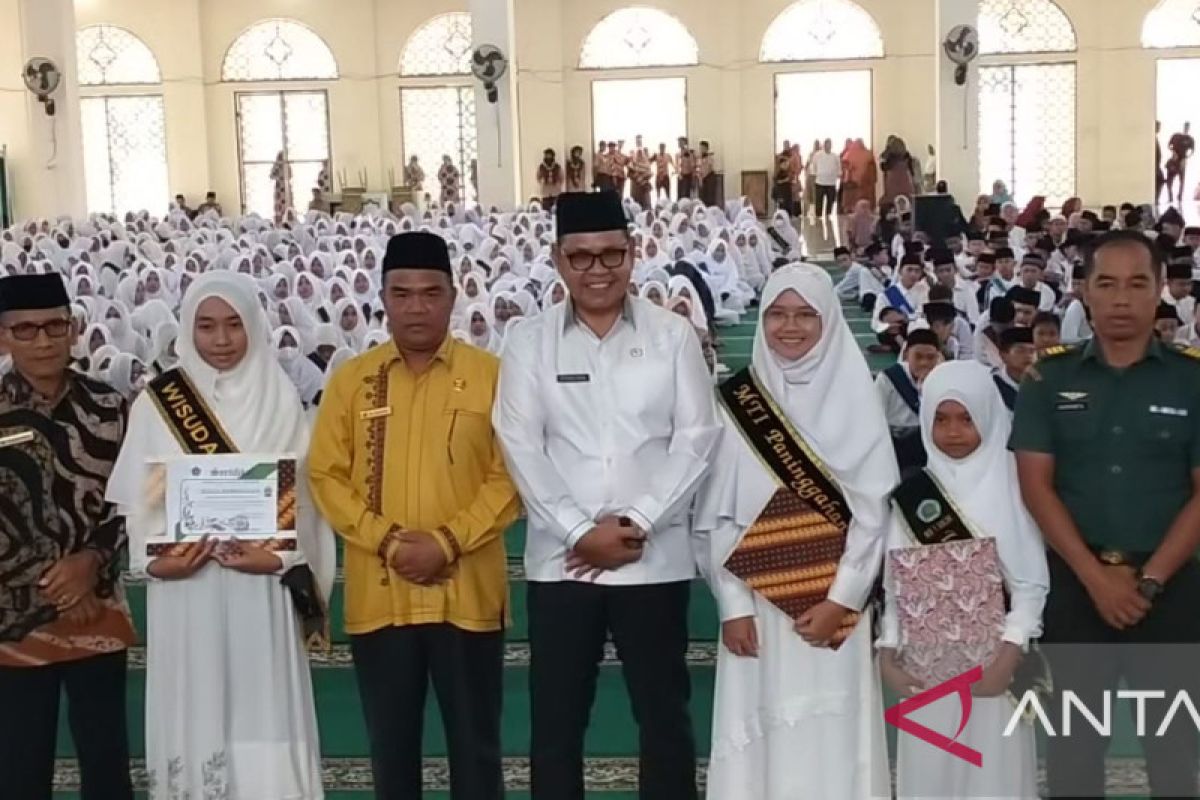 Sebanyak 1.035 siswa madrasah di Kabupaten Solok ikuti wisuda tahfiz Quran