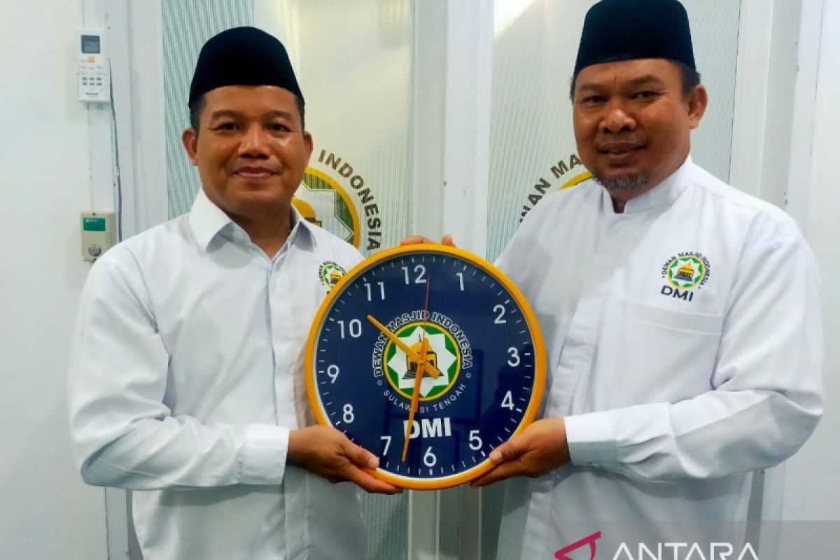 DMI Sulteng  salurkan 1.119 jam dinding untuk masjid