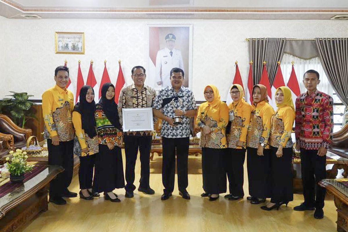 Bupati Lampung Tengah terima penghargaan Kabupaten Layak Anak