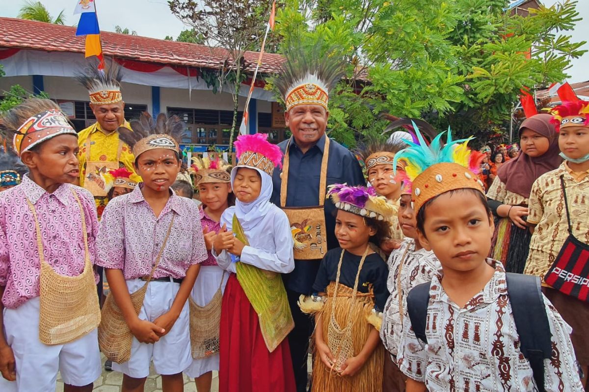 Pemkab Jayapura luncurkan atribut adat dan bahasa lokal SD Abeale