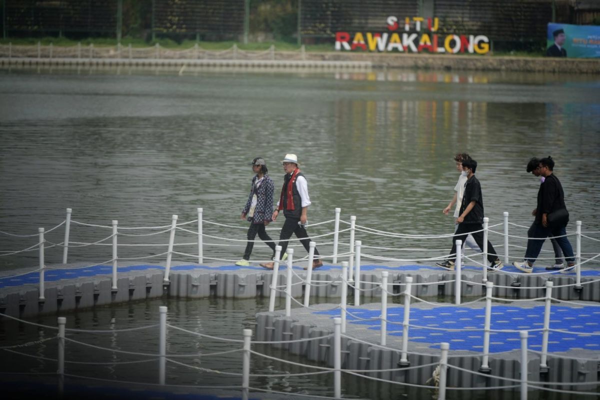 Kang Emil dan Bonge berlenggak-lenggok di Situ Rawa Kalong