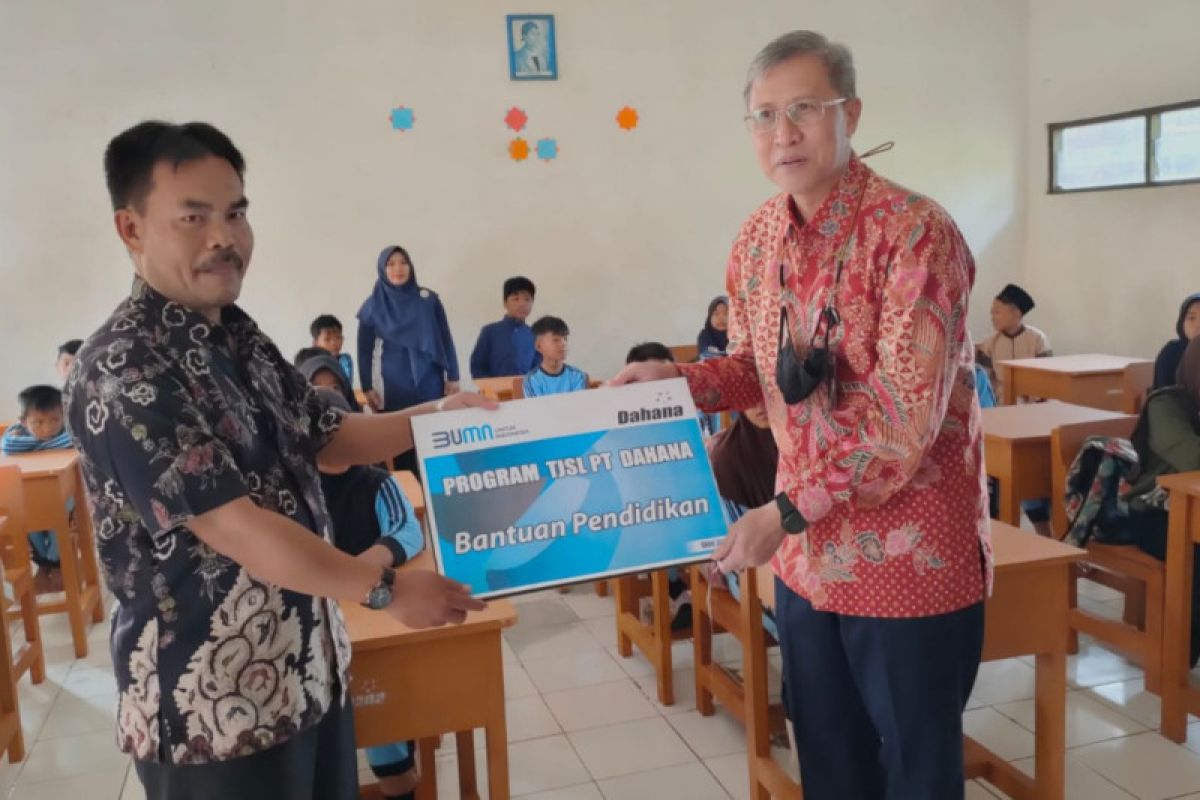 Responsif, Dahana berikan bantuan ke SDN Banjarsari Cijambe