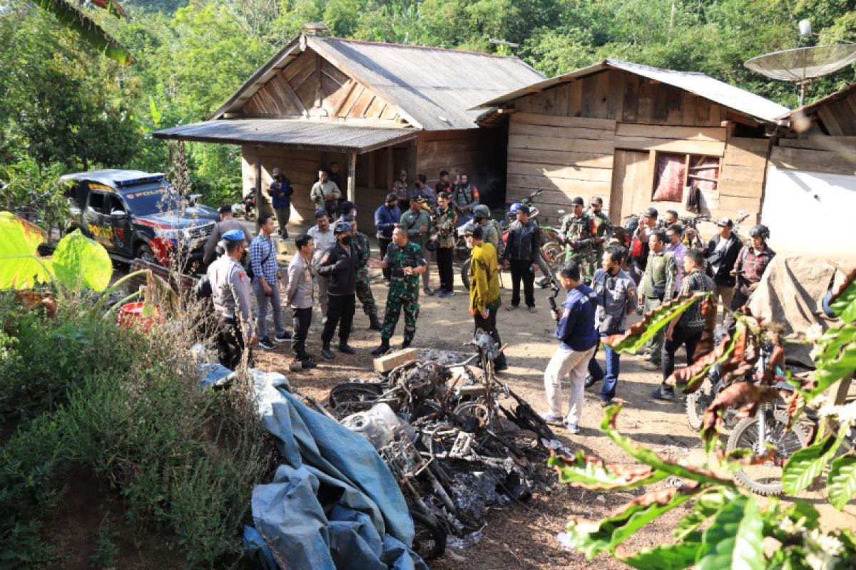 Brimob Polda Jatim turun ke lokasi pembakaran rumah warga di Mulyorejo