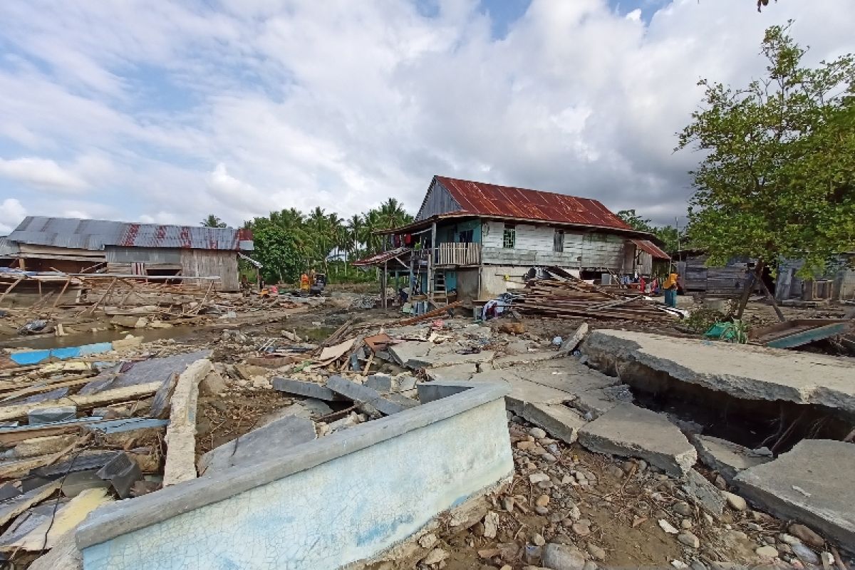 Enam alat berat dioperasikan  untuk bersihkan sisa banjir di Torue