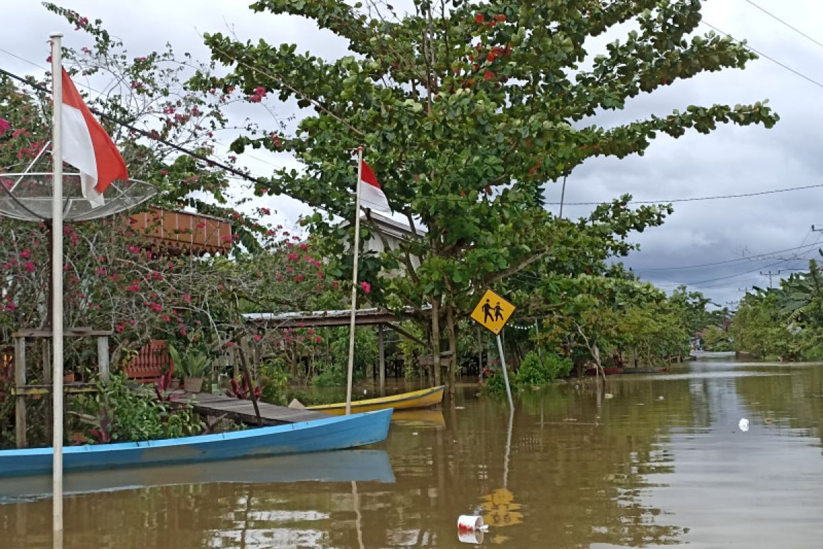 Kemarin 16 PMI dipulangkan dari Kamboja, sebagian Kapuas Hulu banjir