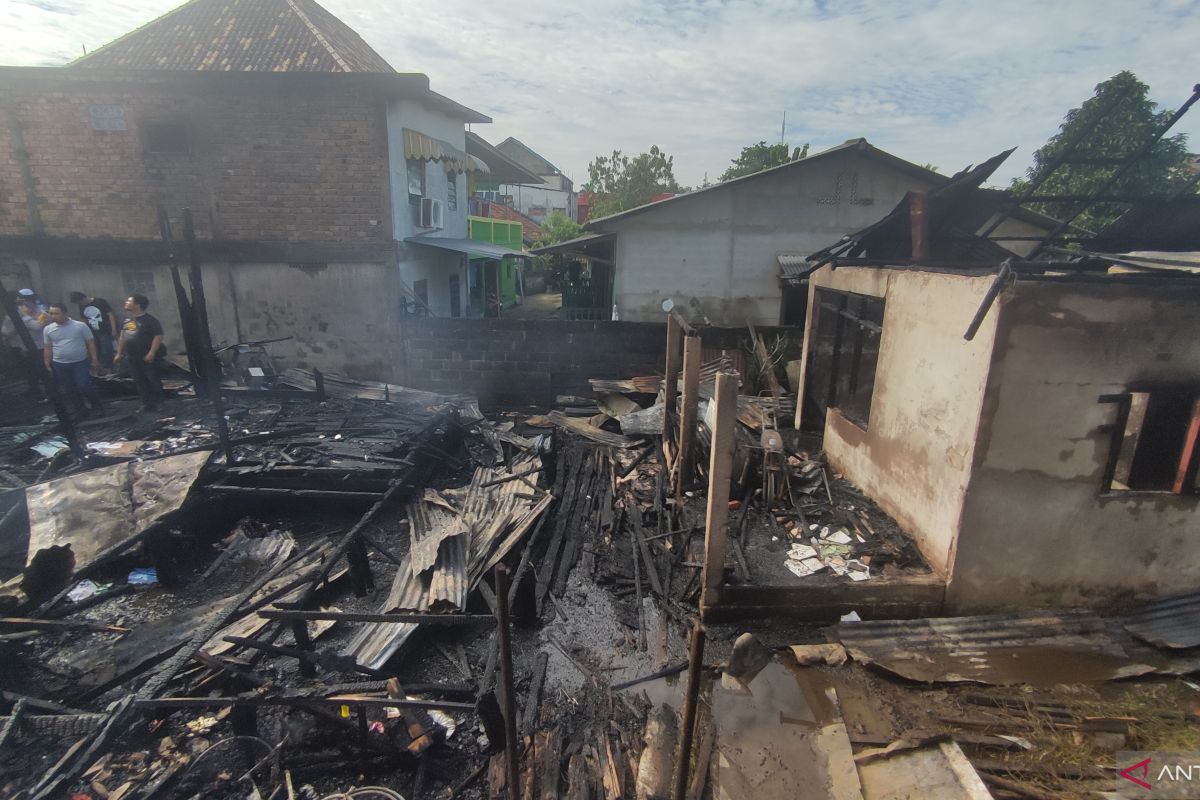 Kebakaran musnahkan dua rumah di Jalan Natuna Palembang