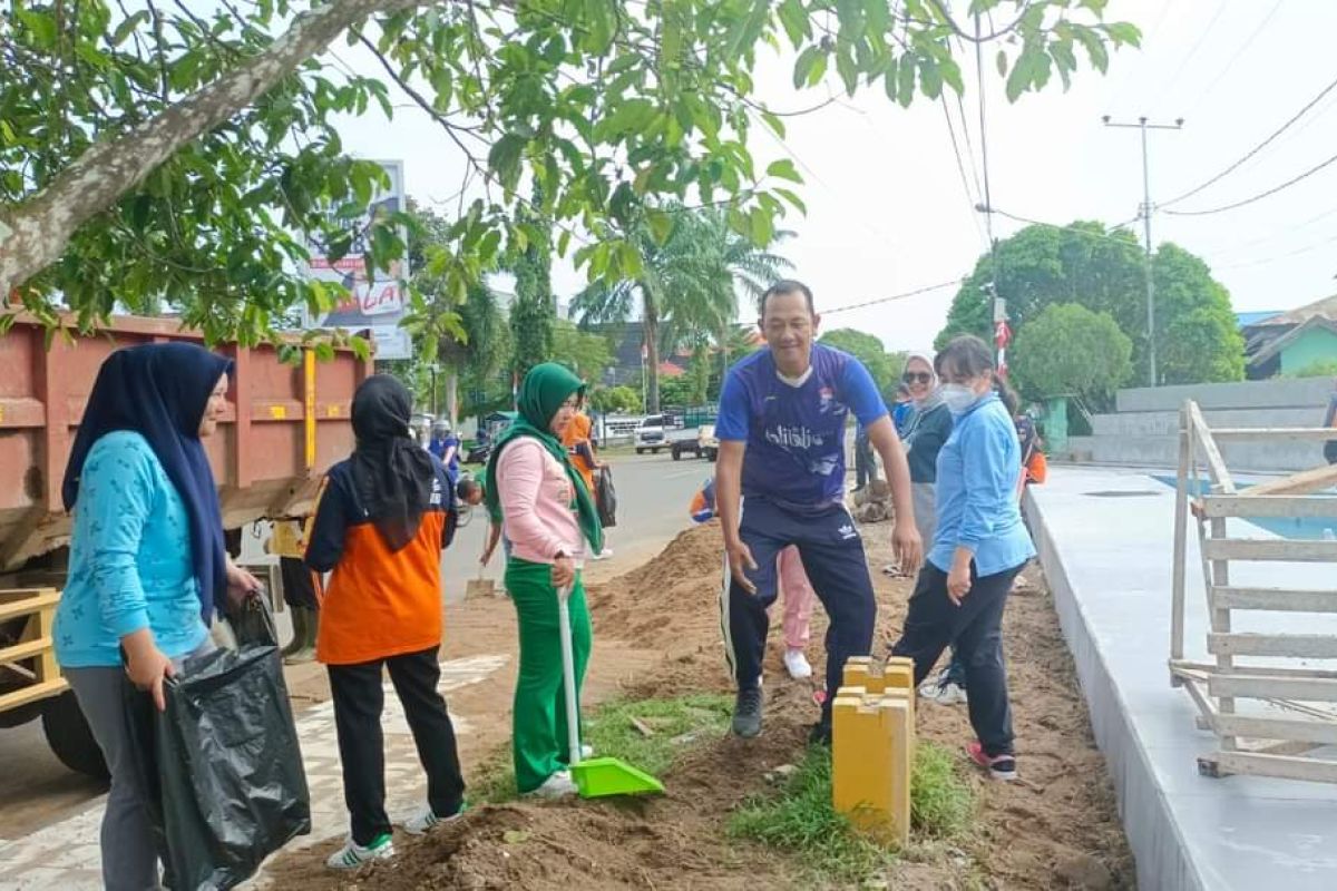 Sekda Ketapang pimpin gotong royong bersihkan bahu jalan