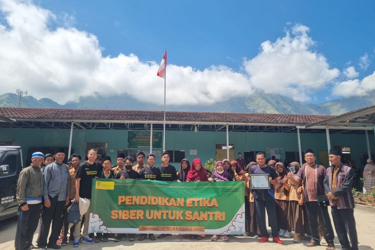 SKSG UI beri literasi digital bermedia sosial bagi santri di Lombok
