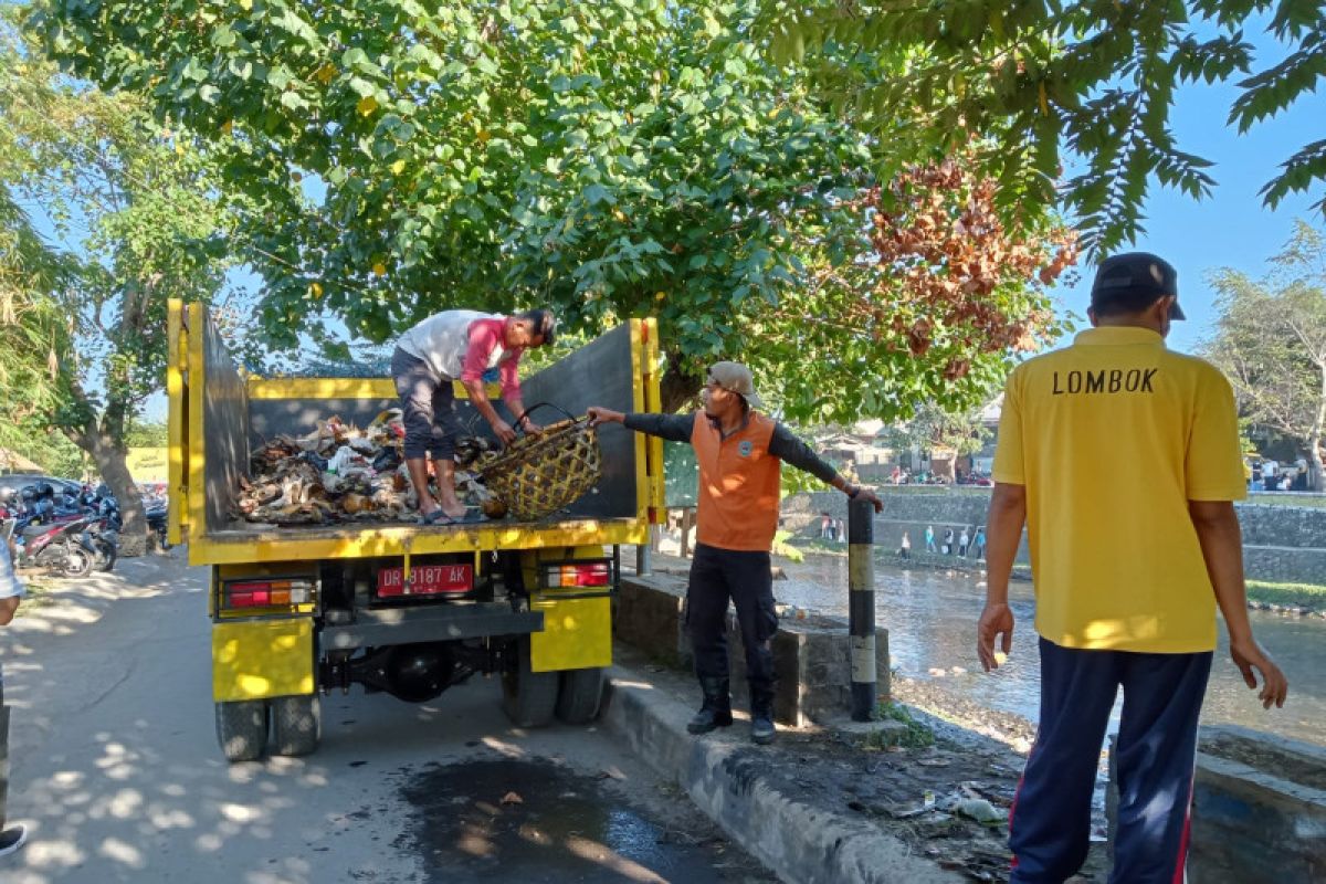 Pemkot Mataram berikan sanksi moral warga buang sampah ke sungai