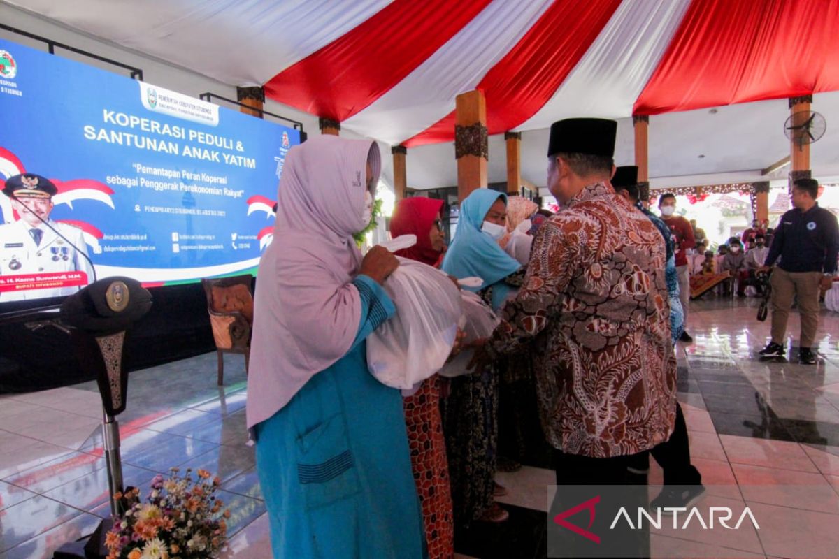 Hari Koperasi, Diskoperindag Situbondo berbagi 250 paket sembako