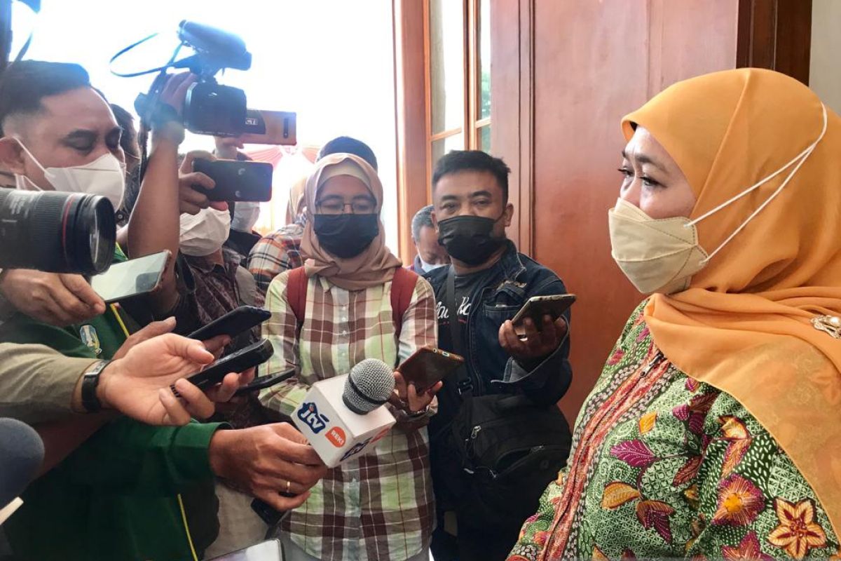 Khofifah Indar Parawansa terima anugerah pemimpin terpopuler di media daring