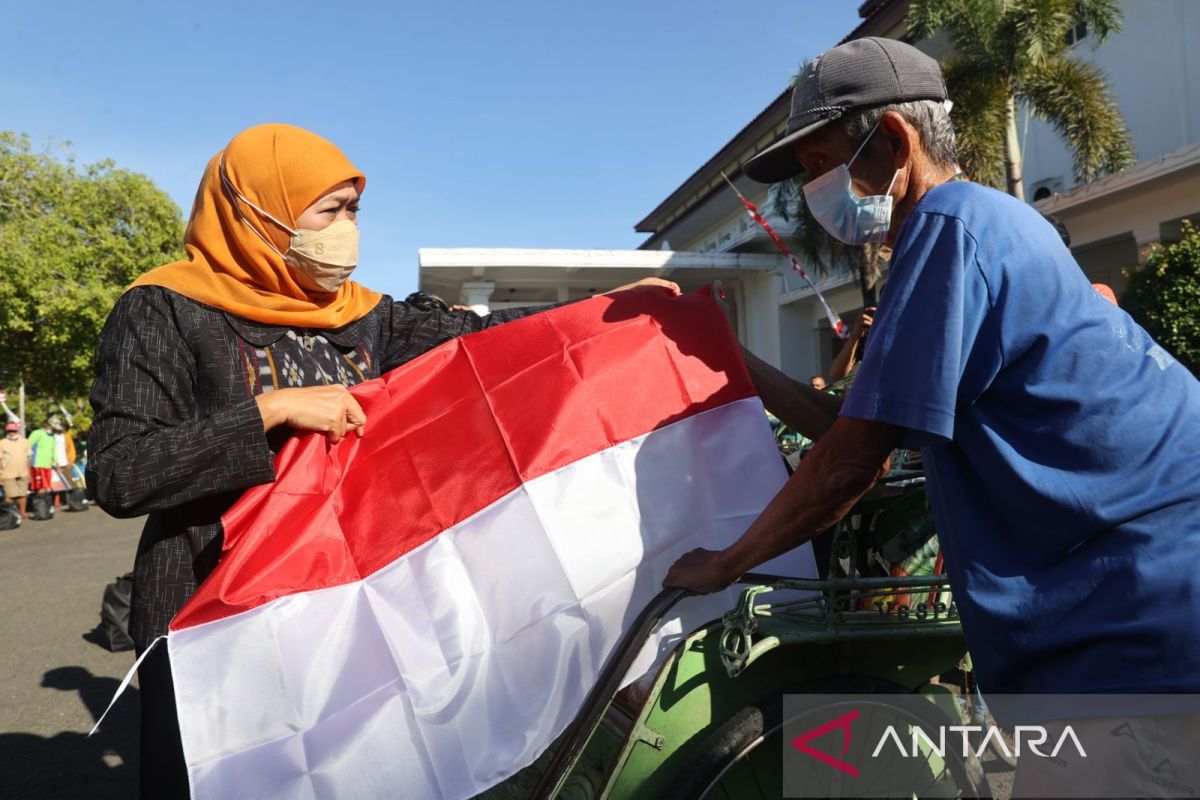 Gubernur Jawa Timur bagi bendera dan sembako ke tukang becak Pamekasan