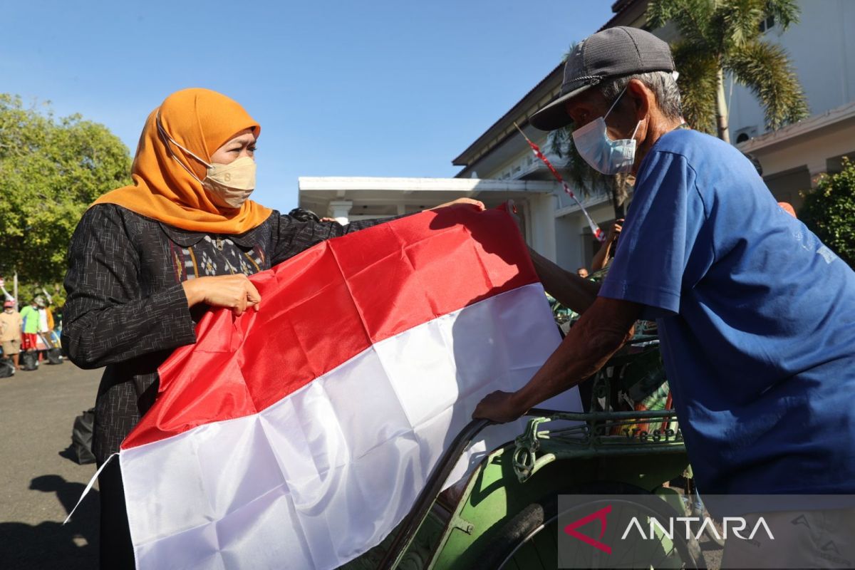 Gubernur bagi bendera dan sembako kepada tukang becak di Pamekasan