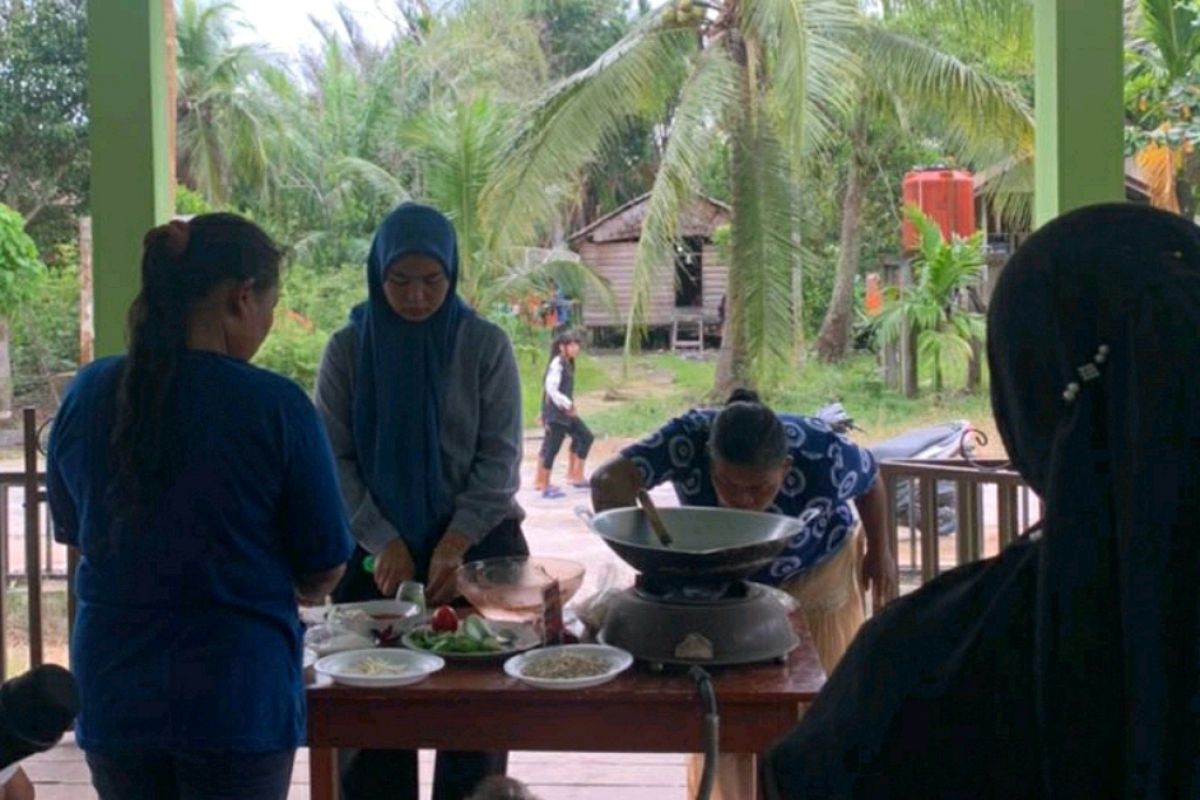 Warga Desa Sesap Meranti ikuti lomba masak mi sagu digagas mahasiswa KKN Unri