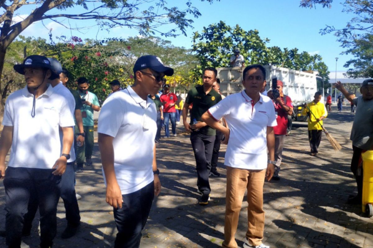 ASN ikut gotong royong membersihkan area bandara Lombok