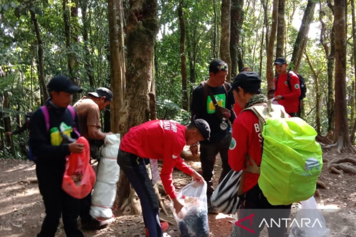 150 karung sampah dari Gunung Gede-Pangrango berhasil diturunkan
